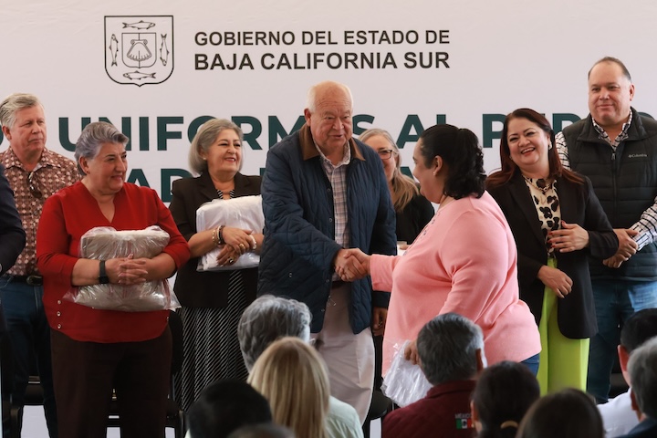 Entrega Gobernador Víctor Castro dotación de uniformes a trabajadores estatales