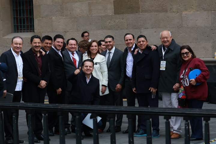 Gobernador de BCS acompaña a la Presidenta Claudia Sheinabum al informa de 100 días de gobierno