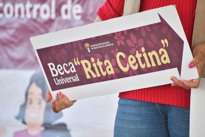 Entregan tarjetas del programa “Beca Rita Cetina” en secundaria Constituyentes, en Cabo San Lucas