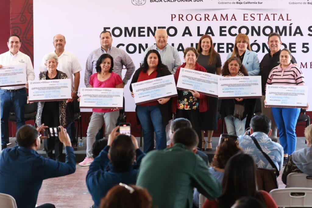 Entrega Gobernador Víctor Castro Cosío apoyos a Microempresas