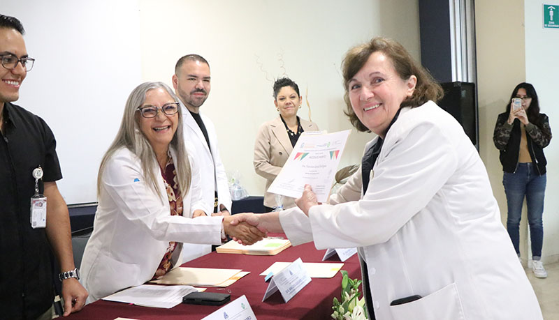 Reconoce el Gobierno del Estado a médicos que desempeñan labores docentes en el Hospital Salvatierra