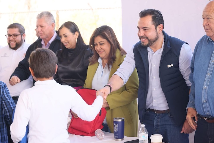 Visitan autoridades comunidad de La Candelaria para hacer entrega apoyos y realizar jornada social