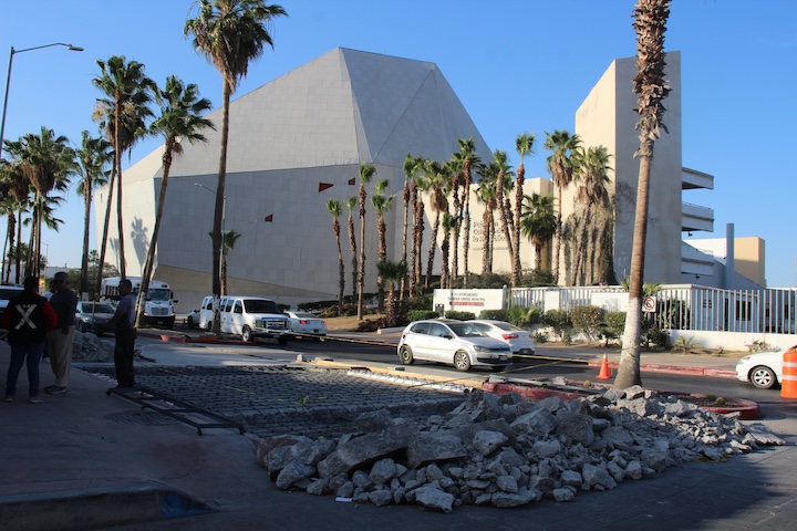 Continúa construcción de tope con cruce peatonal en bulevar Paseo de La Marina, en Cabo San Lucas