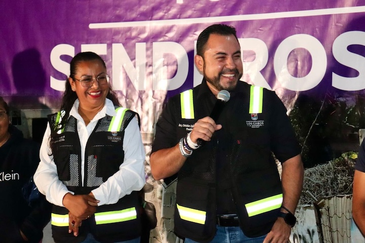 Christian Agúndez Gómez y Karina de la O inauguran alumbrado público solar en la colonia Tierra y Libertad