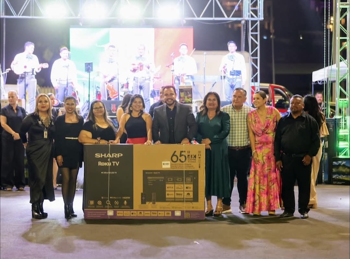 Celebra Ayuntamiento de Los Cabos a maestras y maestros por su día