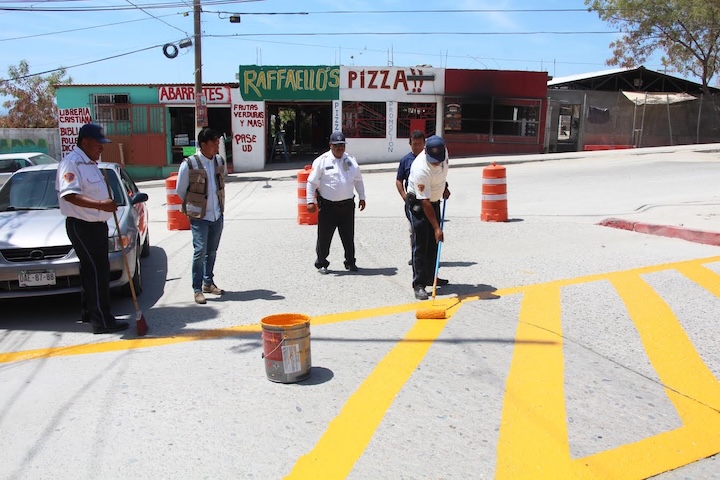 Realizan trabajos de señalización vial frente a primaria José Lucas Manríquez Aripez en Cabo San Lucas