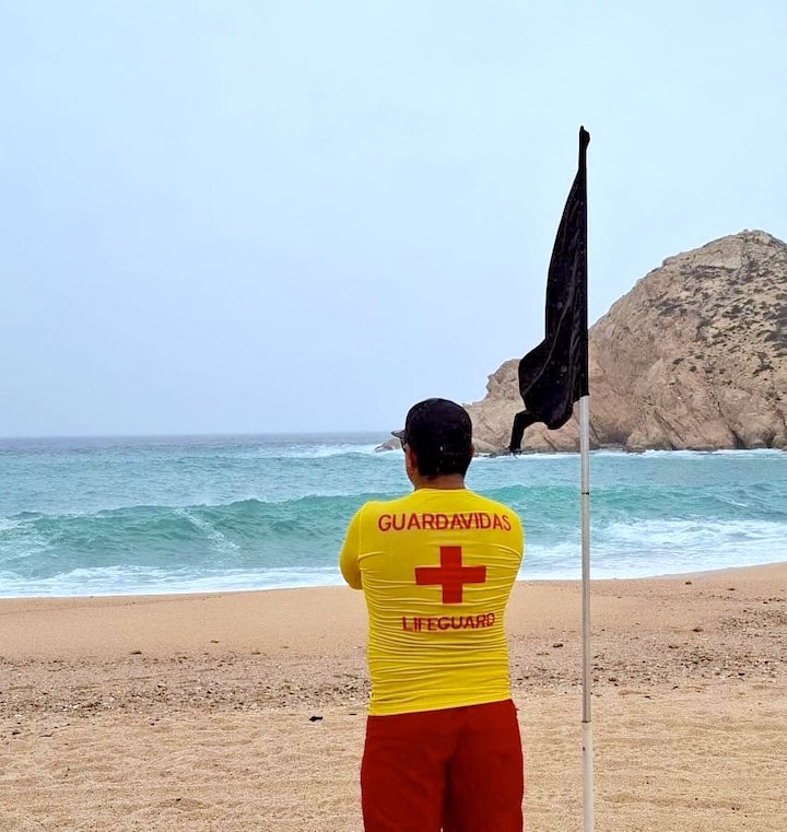 Mantienen operativos de búsqueda tras reporte de extranjero arrastrado por oleaje en Los Cabos