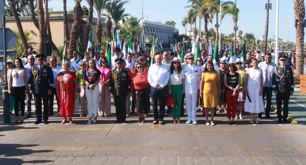 Gobernador Víctor Castro encabeza el desfile cívico-militar del 16 de septiembre