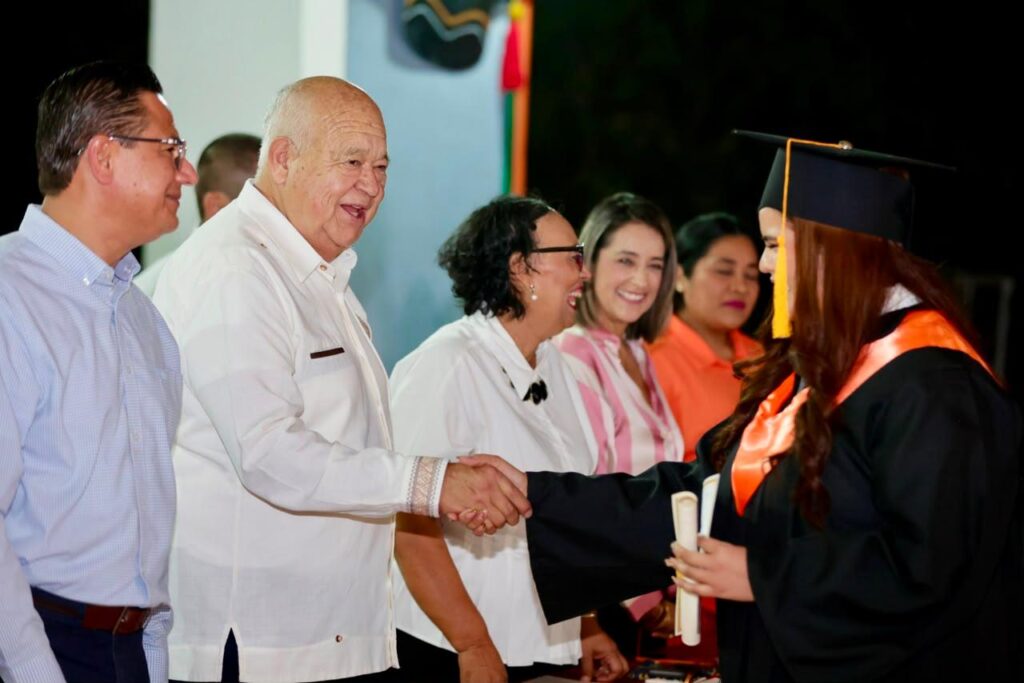 Fortalecer la educación es sembrar bienestar y oportunidades para las nuevas generaciones: Víctor Castro