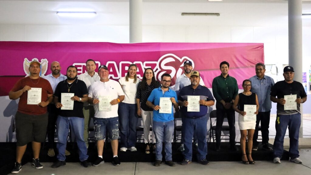 Entrega ICATEBCS constancias a 43 trabajadores de Servicios Públicos de La Paz