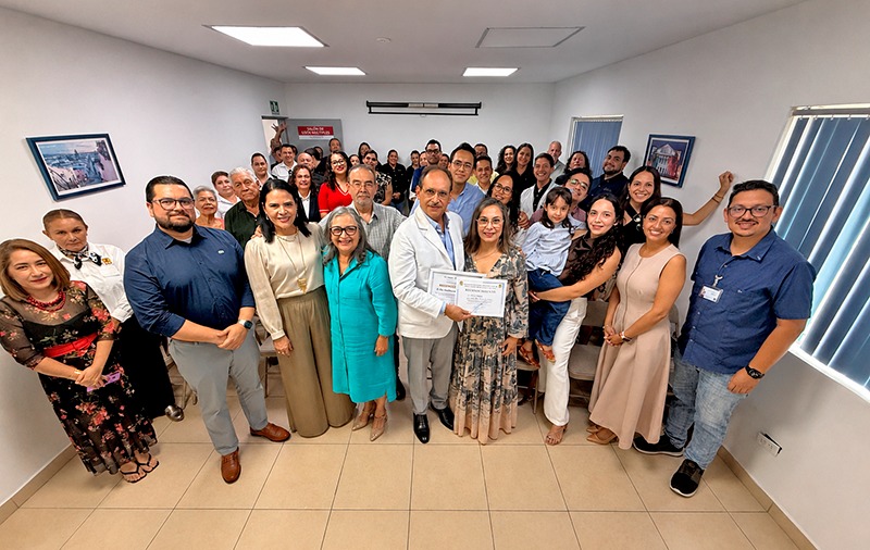 Entrega Secretaría de Salud reconocimiento por 38 años de servicio al doctor Andrés Flores Gómez
