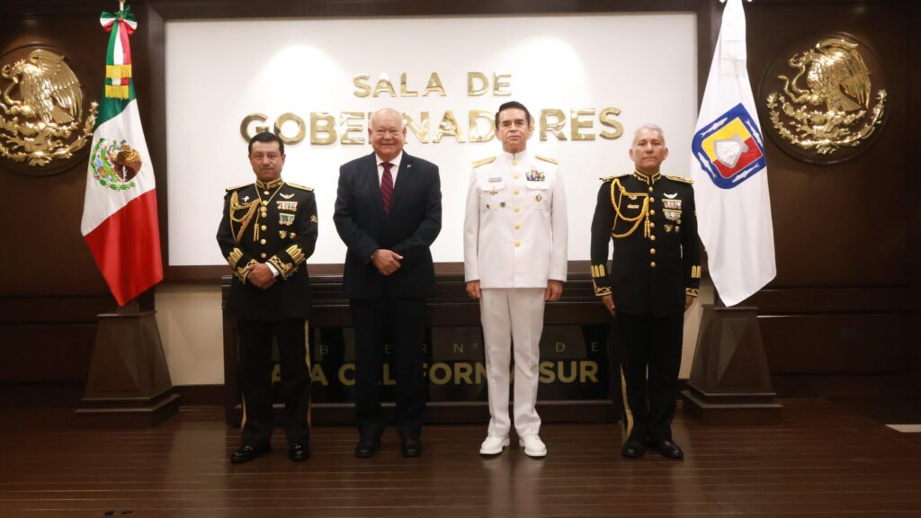 Celebra gobernador Víctor Castro con familias sudcalifornianas el Grito de Independencia