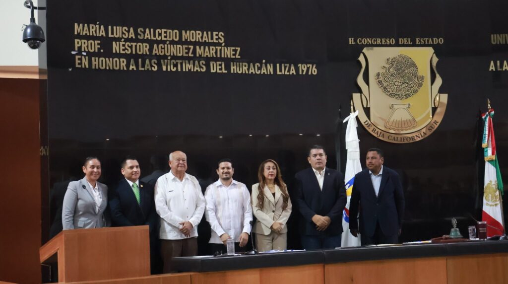 Devela Gobernador letras en memoria de las víctimas del huracán Liza, a 50 años de su paso por BCS