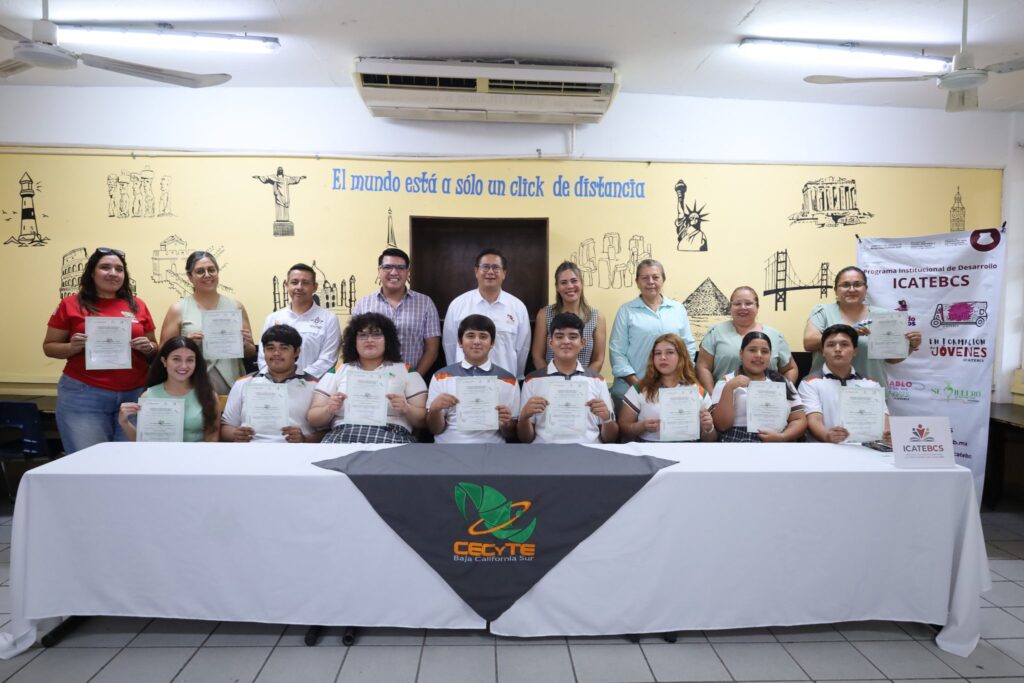 Entrega ICATEBCS 39 constancias a comunidad escolar y administrativa de Los Cabos