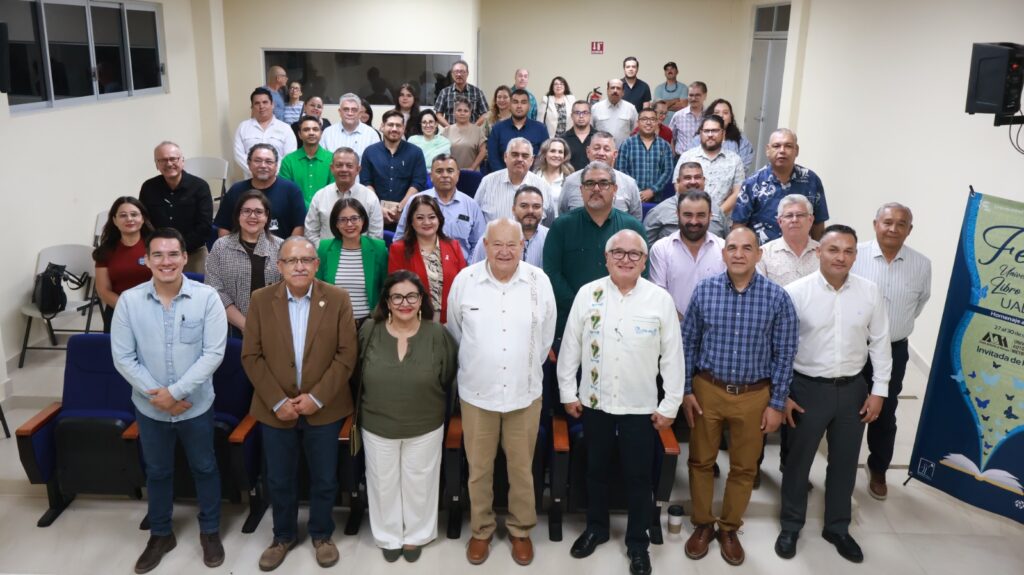 Asiste Víctor Castro a presentación de obra literaria en la UABCS